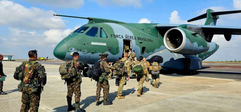 ブラジル空軍機に搭乗するブラジル軍と米軍（１１日）（Foto: 22ª Brigada de Infantaria de Selva/Divulgação）