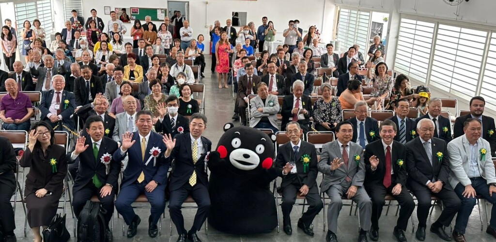 記念撮影を行った式典参加者ら。クマモンから左に向かってから木村副知事、渕上県議会議長。中央右に寒野会長