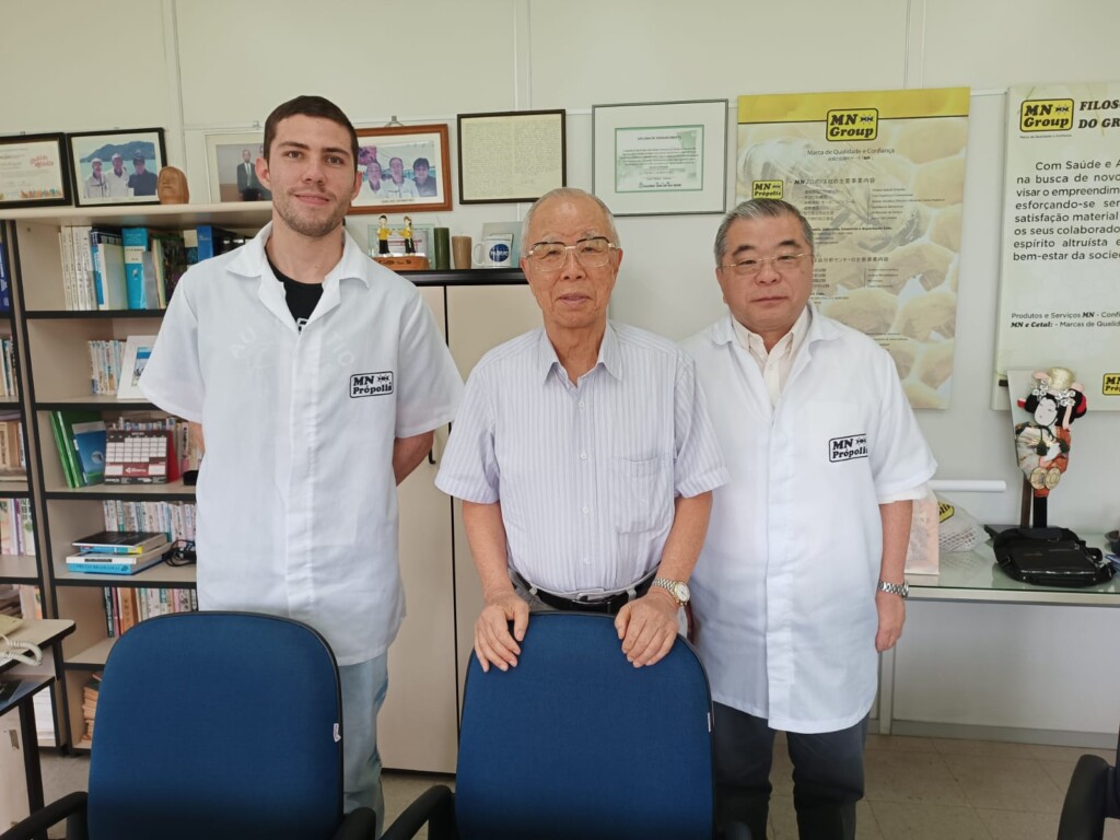 ＭＮプロポリス社の松田典仁代表取締役会長と和田カルロス社長、外国営業担当のブルーノさん