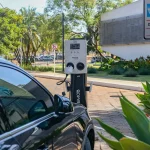 充電中の電気自動車専用の駐車スペース（©Jose Cruz/Agencia Brasil）