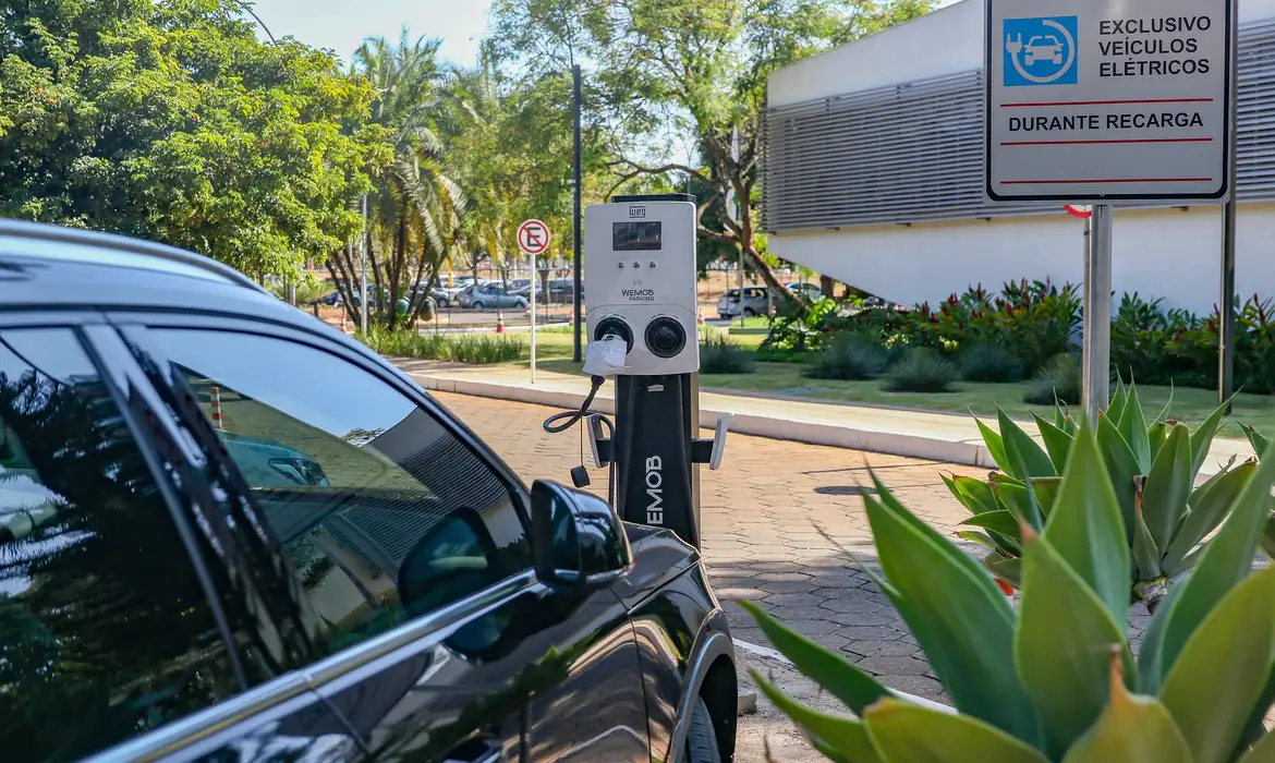 充電中の電気自動車専用の駐車スペース（©Jose Cruz/Agencia Brasil）