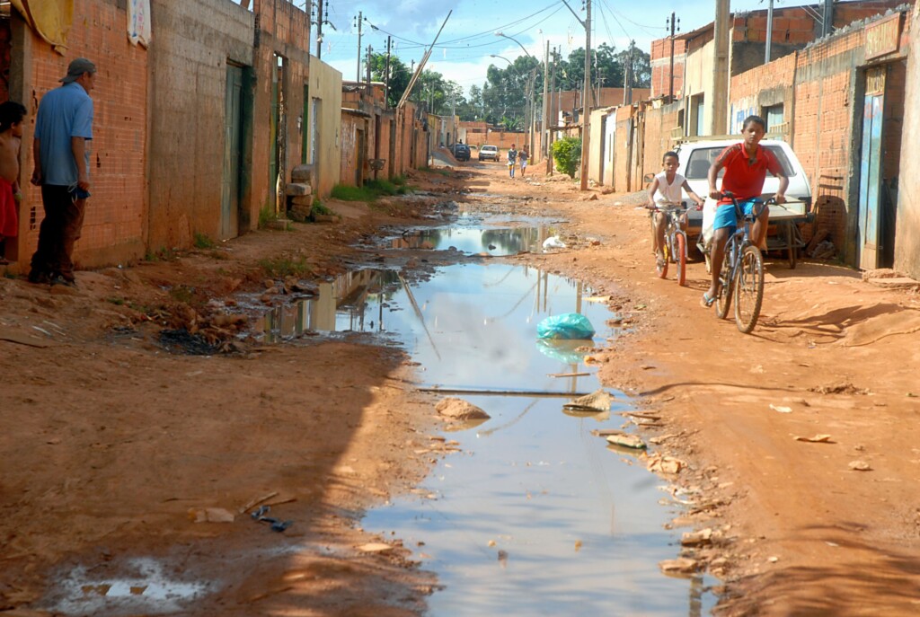 ブラジリア連邦行政区のスラム街を流れる下水（Valter Campanato/Agência Brasil, via Wikimedia Commons）