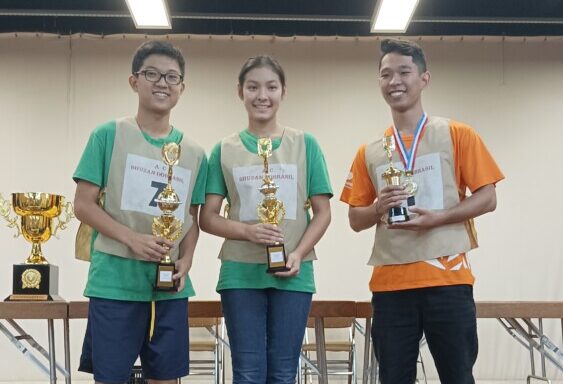 優勝者の小西ラファエル・リョウさん（左）と２位の林ジュリア・ナミさんら入賞者