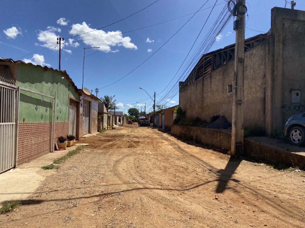 ソル・ナッセンテにある未舗装の道路（Mariana Rodrigues, via Wikimedia Commons）