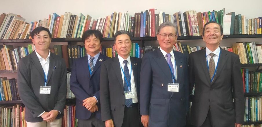 来社した中津川市使節団（右から２人目が杉本会長）