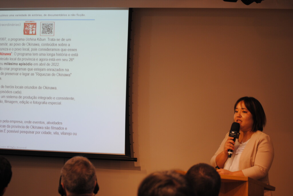 セミナーで自社紹介を行う沖縄映像センターの玉城里那さん