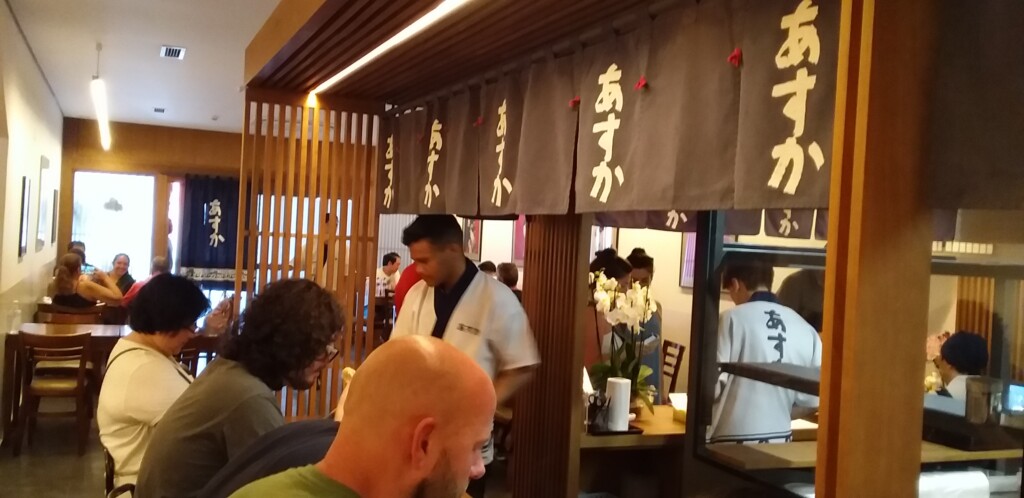 新しくなった店内のカウンター席から見た様子
