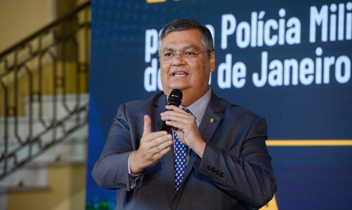 警察関係のイベントでトラピシュ作戦などについて語るジノ法相（８日、©Tomaz Silva/Agencia Brasil）