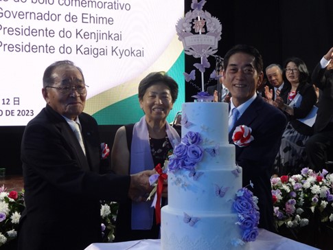 ケーキカットを行う山本、永山両会長と中村知事（左から）