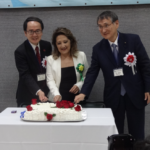記念ケーキカットを行う池田知事、高橋会長、新田県議会議長（左から）