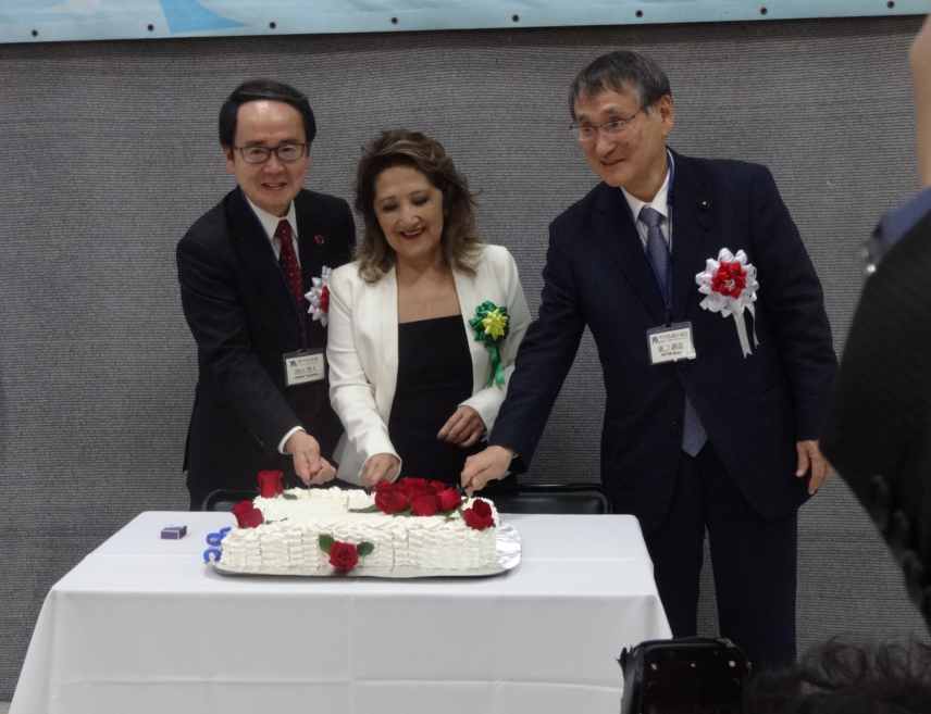 記念ケーキカットを行う池田知事、高橋会長、新田県議会議長（左から）