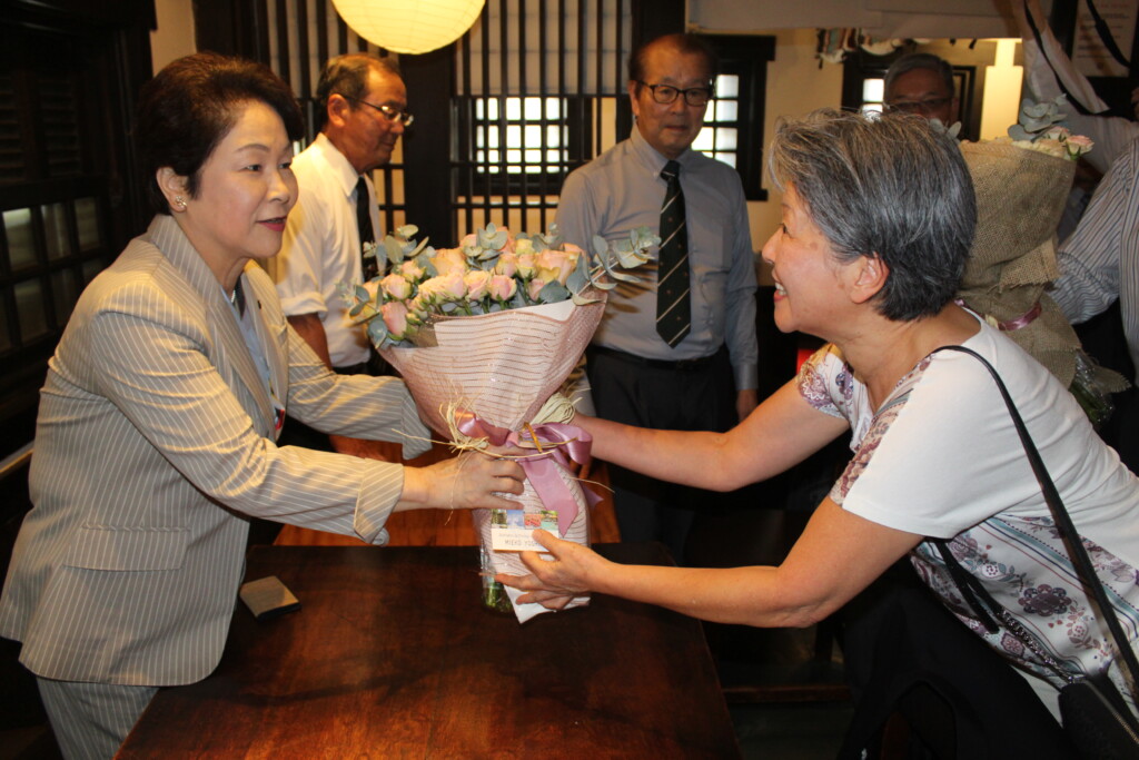 花束を受け取る吉村知事