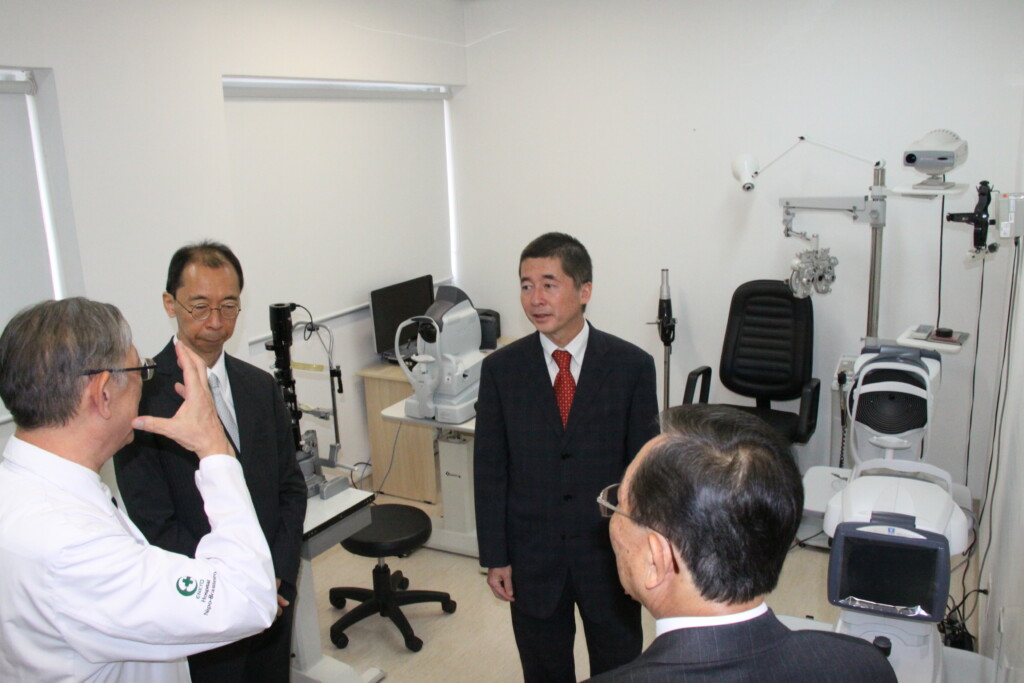 整備された新医療機器の説明を聞く清水総領事、江口所長ら(奥左から)