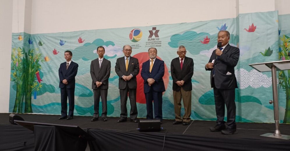 挨拶する石川会長