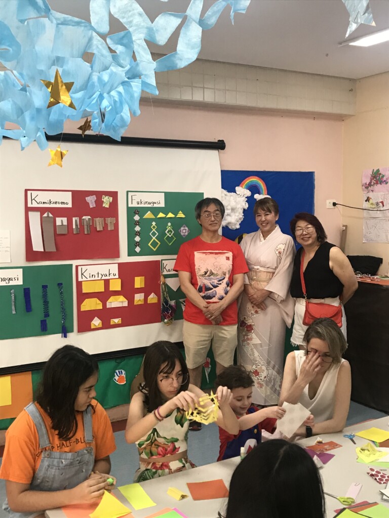 学校行事「Festa de Família」での春田かほるさん（奥の着物姿）と校長夫妻（提供写真）