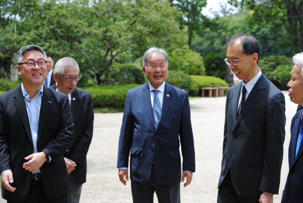 文協一行と歓談する清水総領事