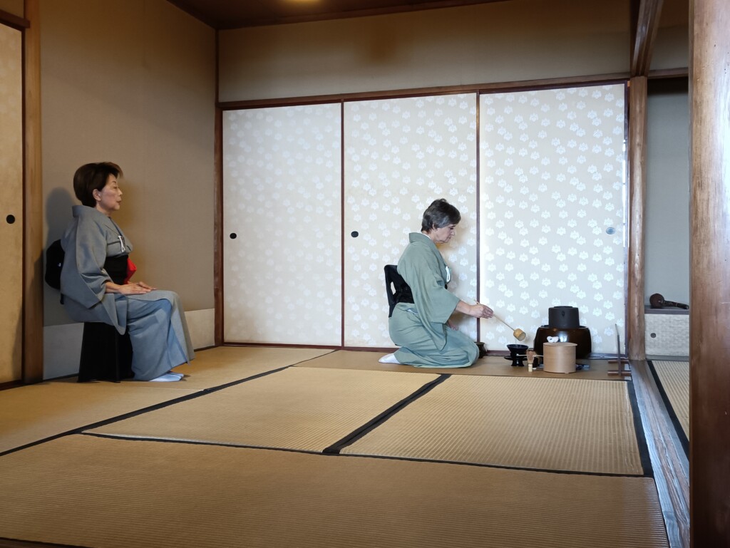 宗旦忌で献茶を行っている様子