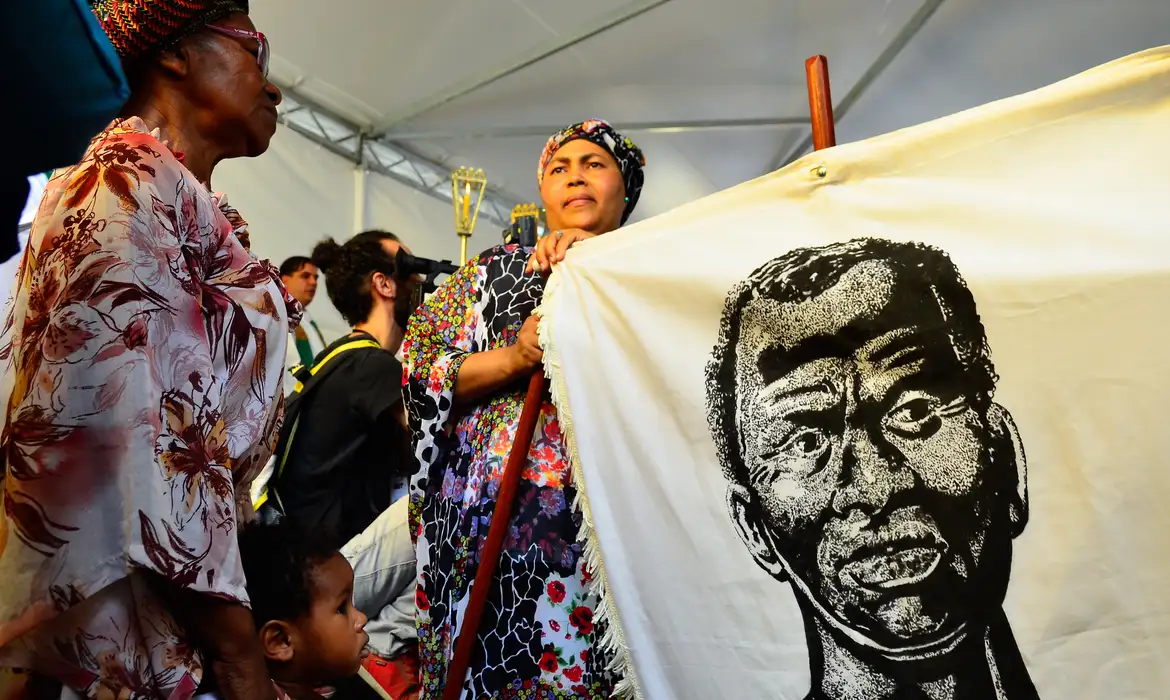キロンボのイベントで掲げられたズンビーの肖像画（©Rovena Rosa/Agencia Brasil）