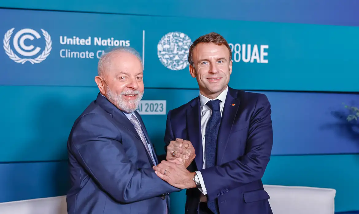 国連の気候変動枠組条約第２８回締約国会議（ＣＯＰ２８）でのルーラ氏とマクロン氏（© Ricardo Stuckert/PR）