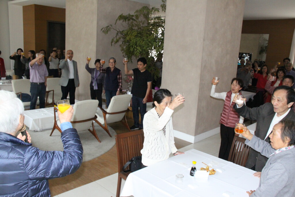 乾杯する出席者たち