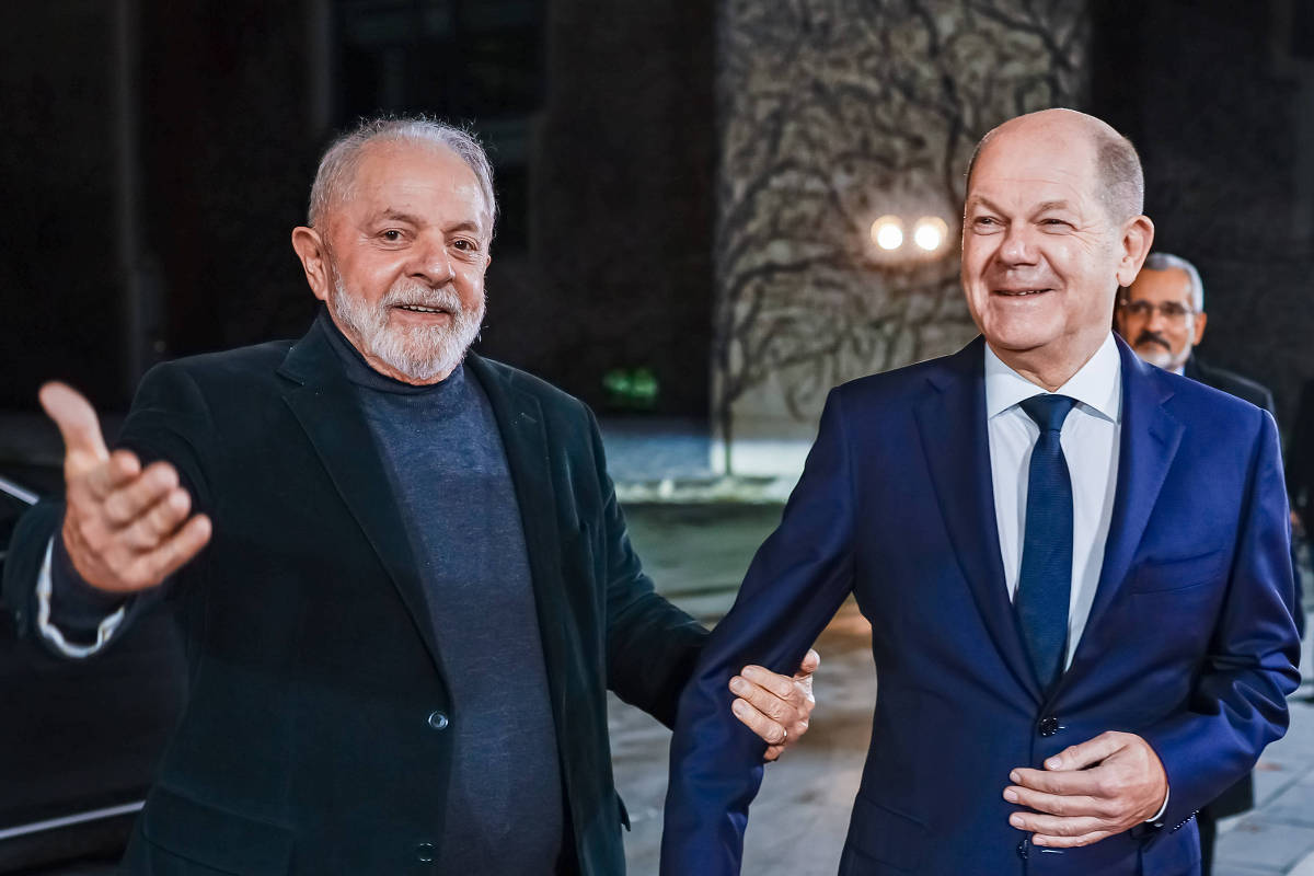 ３日、ドイツのオラフ・ショルツ首相と握手するルーラ大統領（Foto: Ricardo Stuckert/PR）