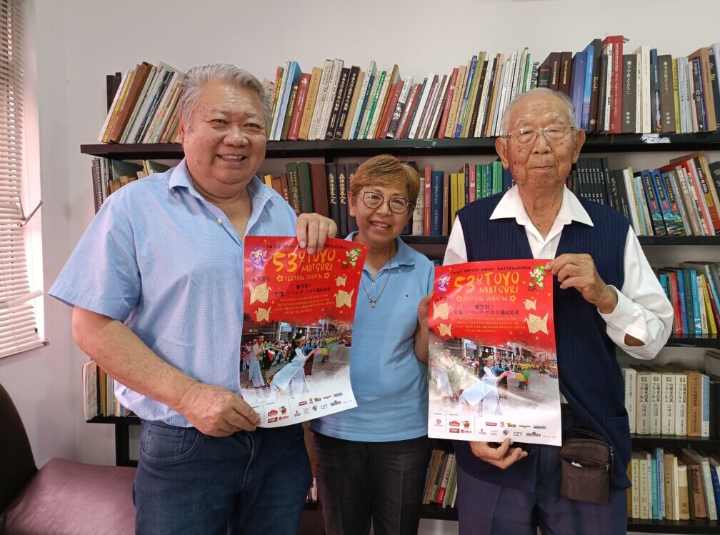 案内に訪れた古野理事、雪子理事、矢野会長（左から）