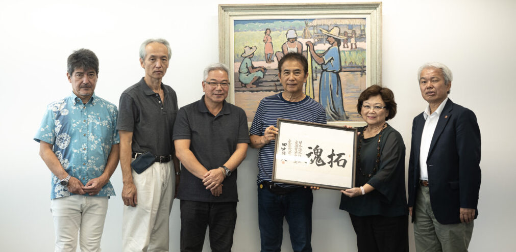 左から西脇参事、元日本海外移住家族会連合会移住者子弟研修生ＯＢの多田、中曽根勝、伊江朝彦各氏。山下リジア史料館運営委員長、中島エドアルドブラジル日本文化福祉協会事務局長