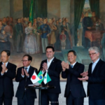 パラナ州知事公邸で行われた投資計画発表の様子。（左３番目から）ラチーニョ知事、西森議員（Jonathan Campos　AEN e divulgação）