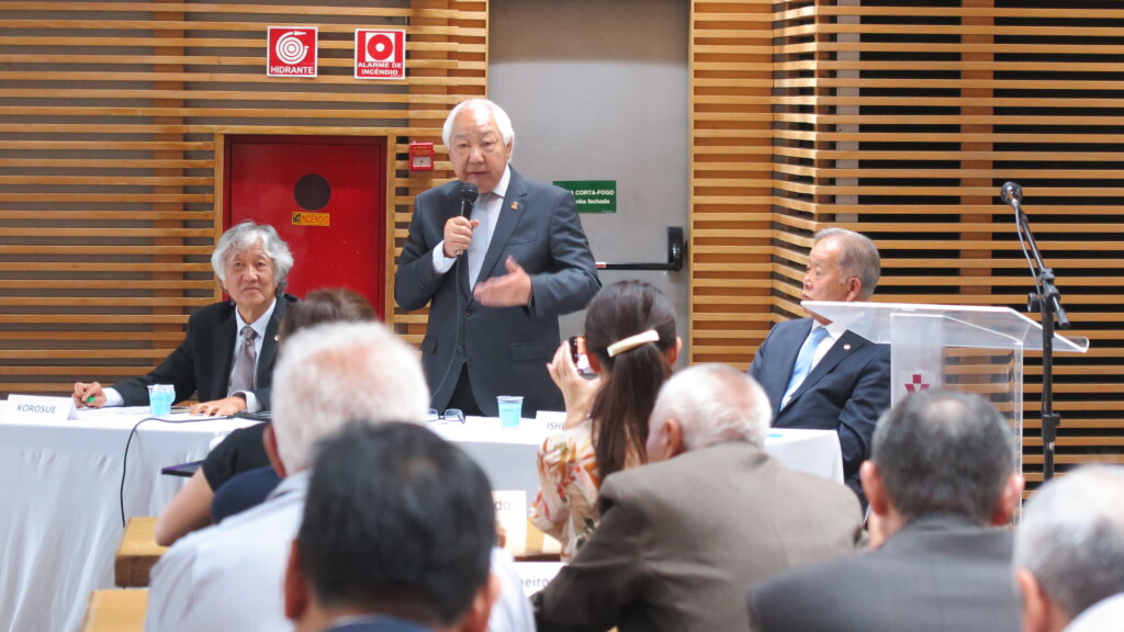 閉会の辞を述べる山下評議員会会長