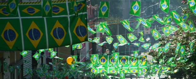 町にたなびくブラジル国旗