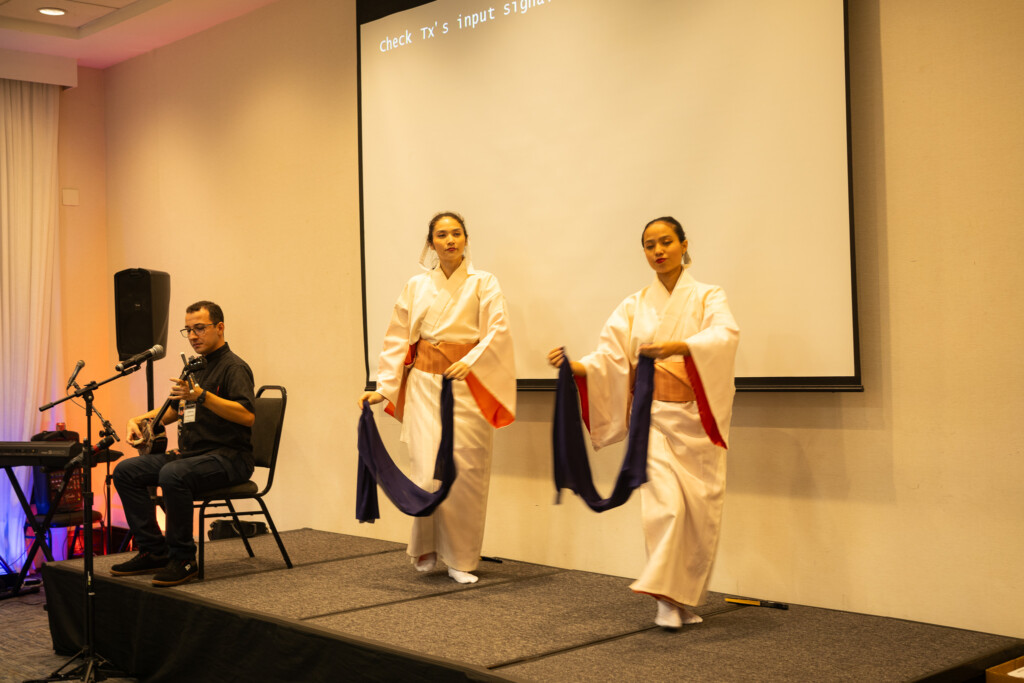 琉球舞踊を披露する３人