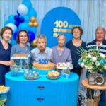 １００歳を祝う誕生日会。中央に伊東夫妻と横に息子たち（提供写真）