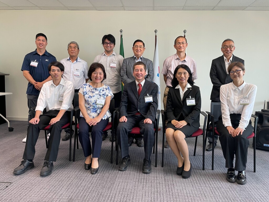 前列左から小﨑、芦田、江口所長、麻生、渡辺さん。後列に各派遣先団体関係者