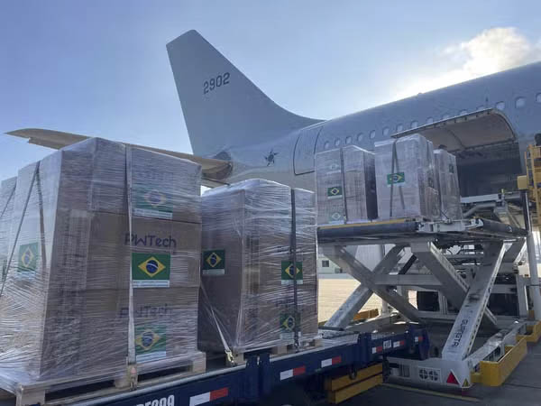 （写真）空軍機に持ち込まれるガザ地区への救援物資（Governo do Brasil e FAB/Reprodução）