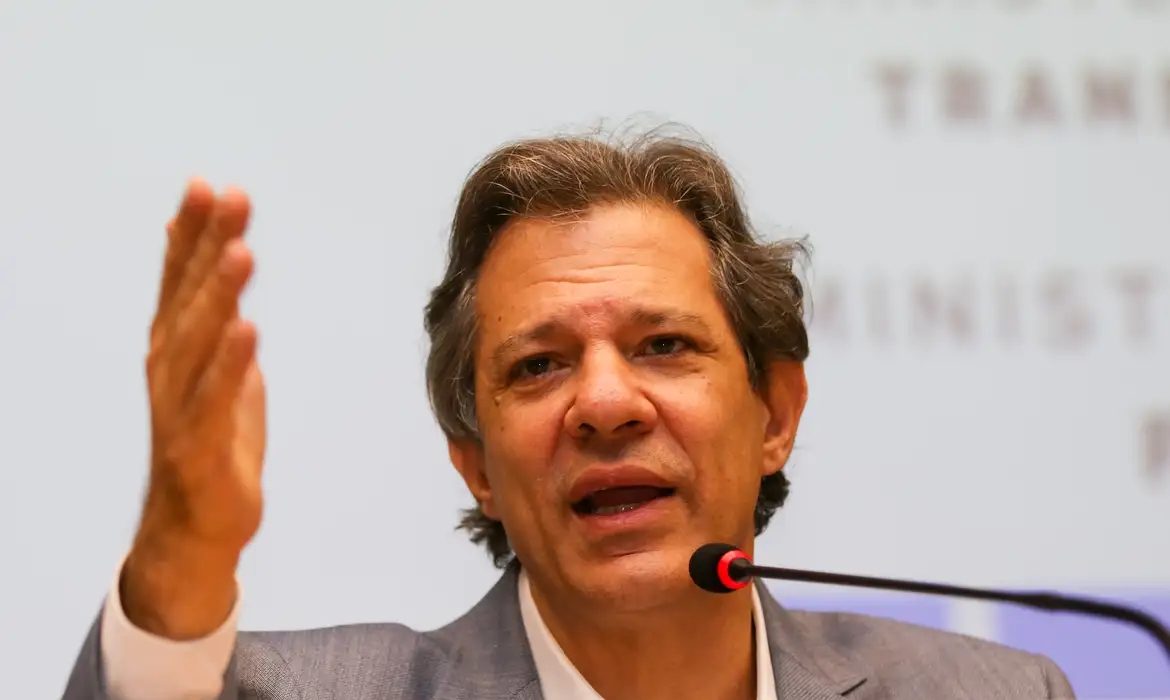 前政権が残したプレカトリオの支払いが響いたと語るハダジ財相（©Wilson Dias/Agencia Brasil）