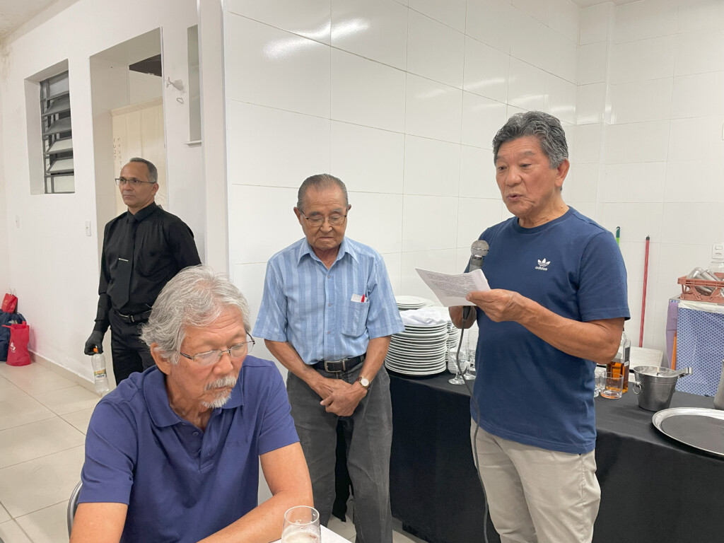 新年挨拶と会館売却についての報告を行う小野副会長（右）と山口会長（中央）