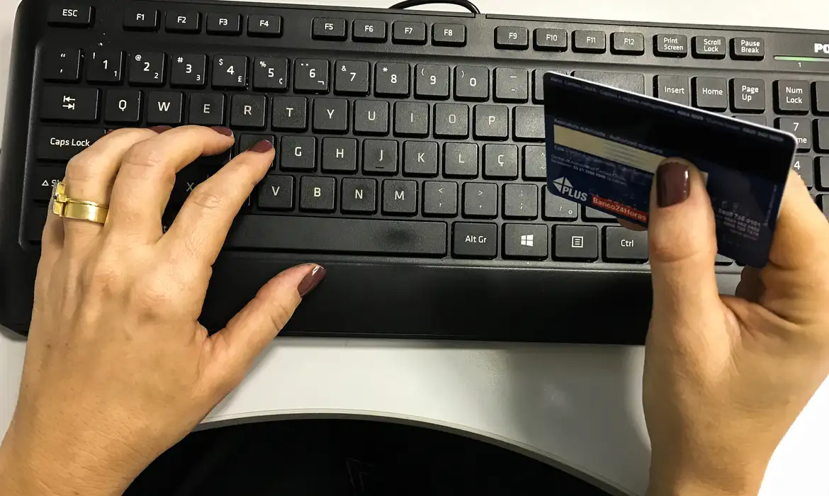 ネットでの商品購入にクレジットカードを利用する消費者（©Marcello Casal Jr/Agencia Brasil/Arquivo）