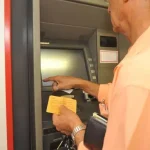 現金自動預け払い機を利用する男性（© Arquivo/ Agência Brasil）