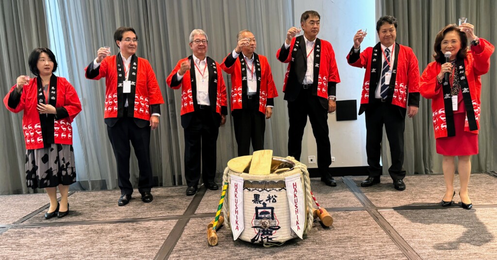 鏡割りを行う来賓らと小寺会頭（左から２人目）（写真提供：Rubens Ito/CCIJB）