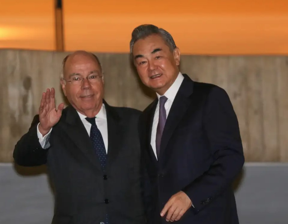 中国の王毅外相を迎えるマウロ・ヴィエイラ・ブラジル外相（Foto: Wilson Dias/Agência Brasil)