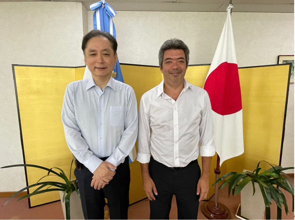 １月９日、在アルゼンチン日本大使館にて山内大使閣下に謁見する永田市議（右、https://twitter.com/sebnagata/status/1744774732547821987）