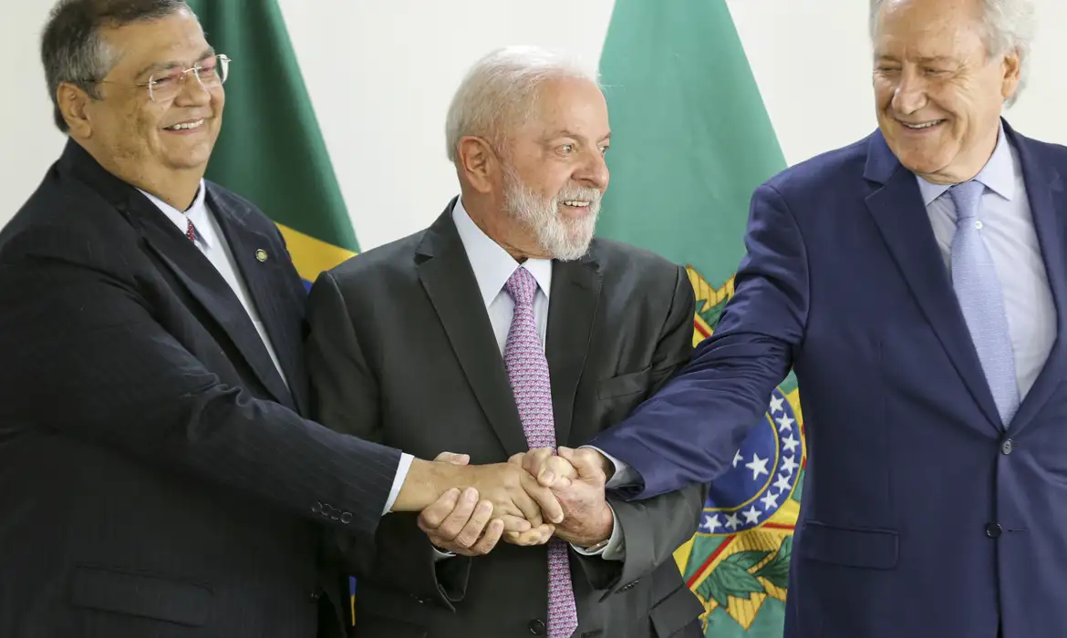 １１日の会見でのジノ氏、ルーラ氏、レヴァンドフスキ氏（©Marcelo Camergo/Agencia Brasil）
