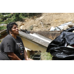 豪雨の爪痕をなす術もなく眺める女性（©Fernando Frazao/Agencia Brasil）