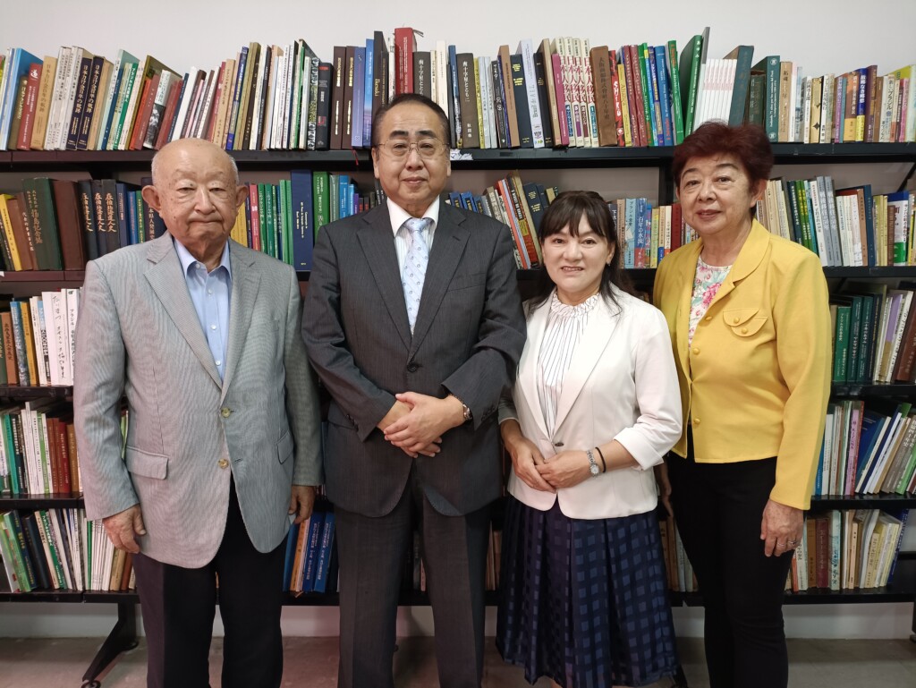 編集部を訪れた鎌谷夫妻（中央）と同行したブラジル鳥取県人会千田伊藤初美会長と本橋幹久元会長（左）