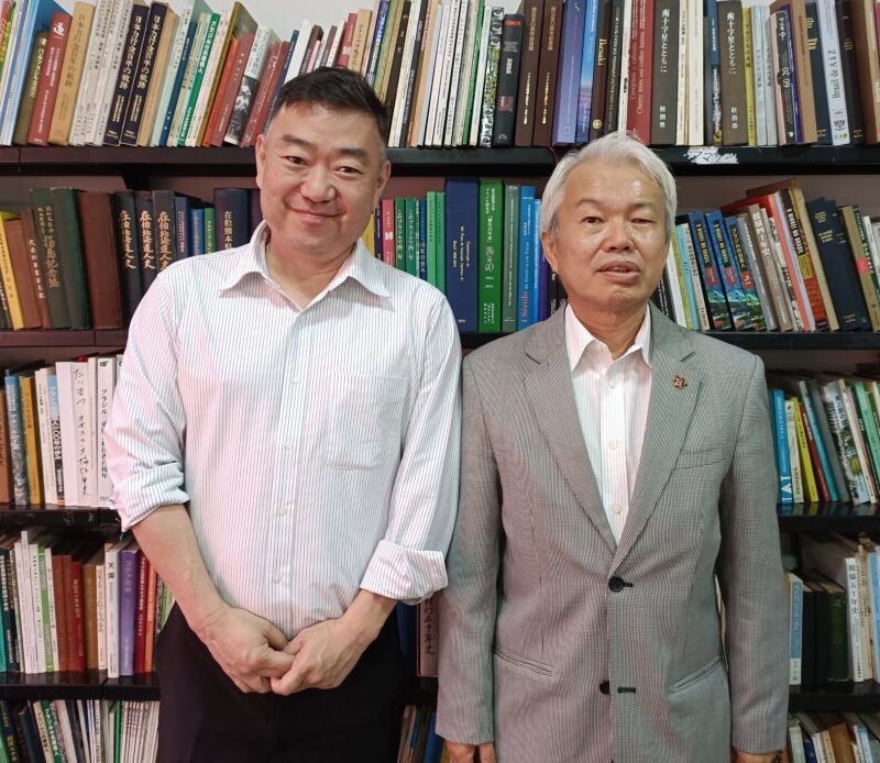 編集部を訪れた平野副会長（左）と中島事務局長