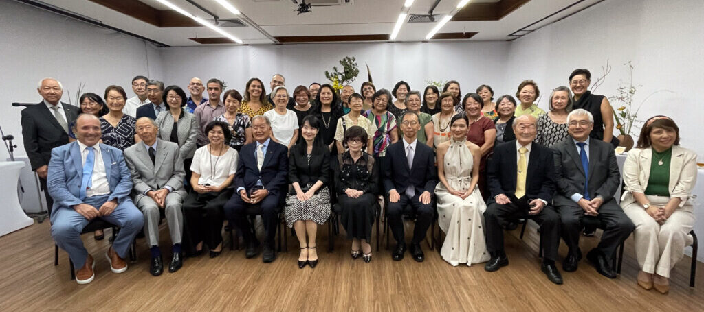 来賓と生け花関係者らで賑やかに行われた記念撮影