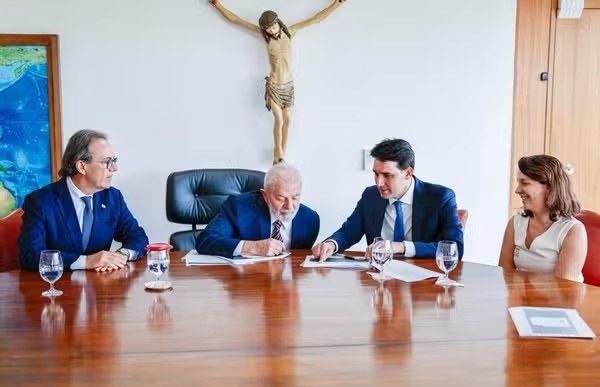 ヴォア・ブラジルについて協議するルーラ大統領やコスタ・フィーリョ港湾空港相（右から２人目）（Ricardo Stuckert/Presidência da República）