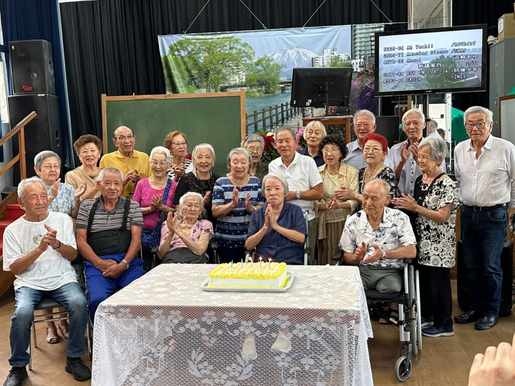 記念ケーキカットの様子