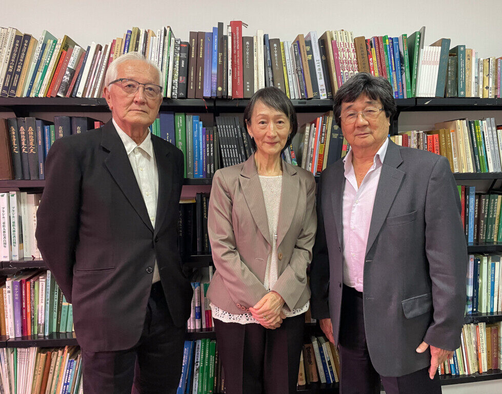 「少しでも力になれれば」と話す武部会長（中央）東野さんと森永さん（右）