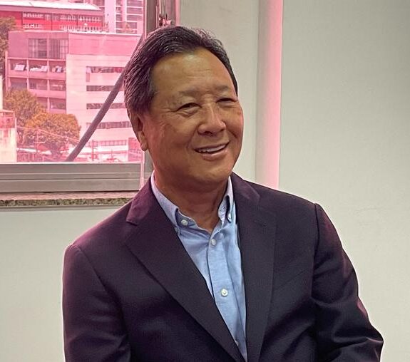 編集部を訪れた西森議員